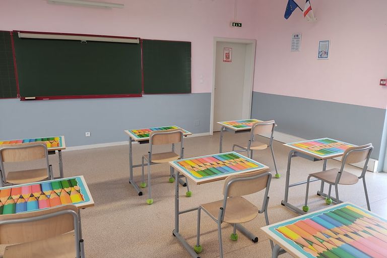 Pour la rentrée 2021/2022, l'école élémentaire de Holling comporte 21 enfants, 8 CE1 et 13 CE2.   Elle est en RPI avec les communes de Vaudreching, Alzing et Rémelfang.  L'institutrice et directrice d'école est Catherine GUERSING.  Pour contacter l'école, merci de composer le 03.87.74.13.21